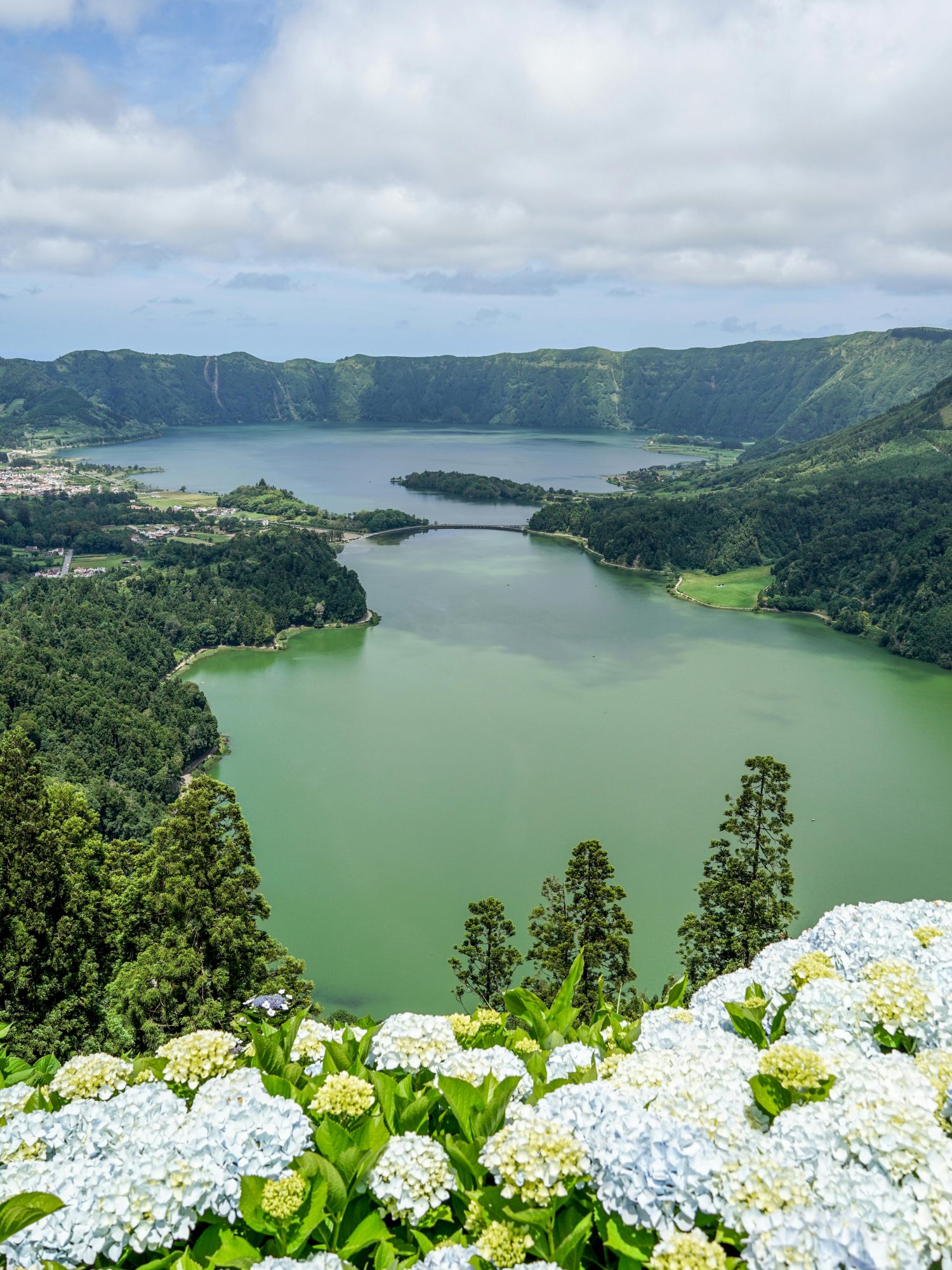 Ces lieux secrets où le luxe voyage incognito 5 Sao Miguel Acores — le spectaculaire a letat pur Ces lieux secrets ou le luxe voyage incognito Modalova