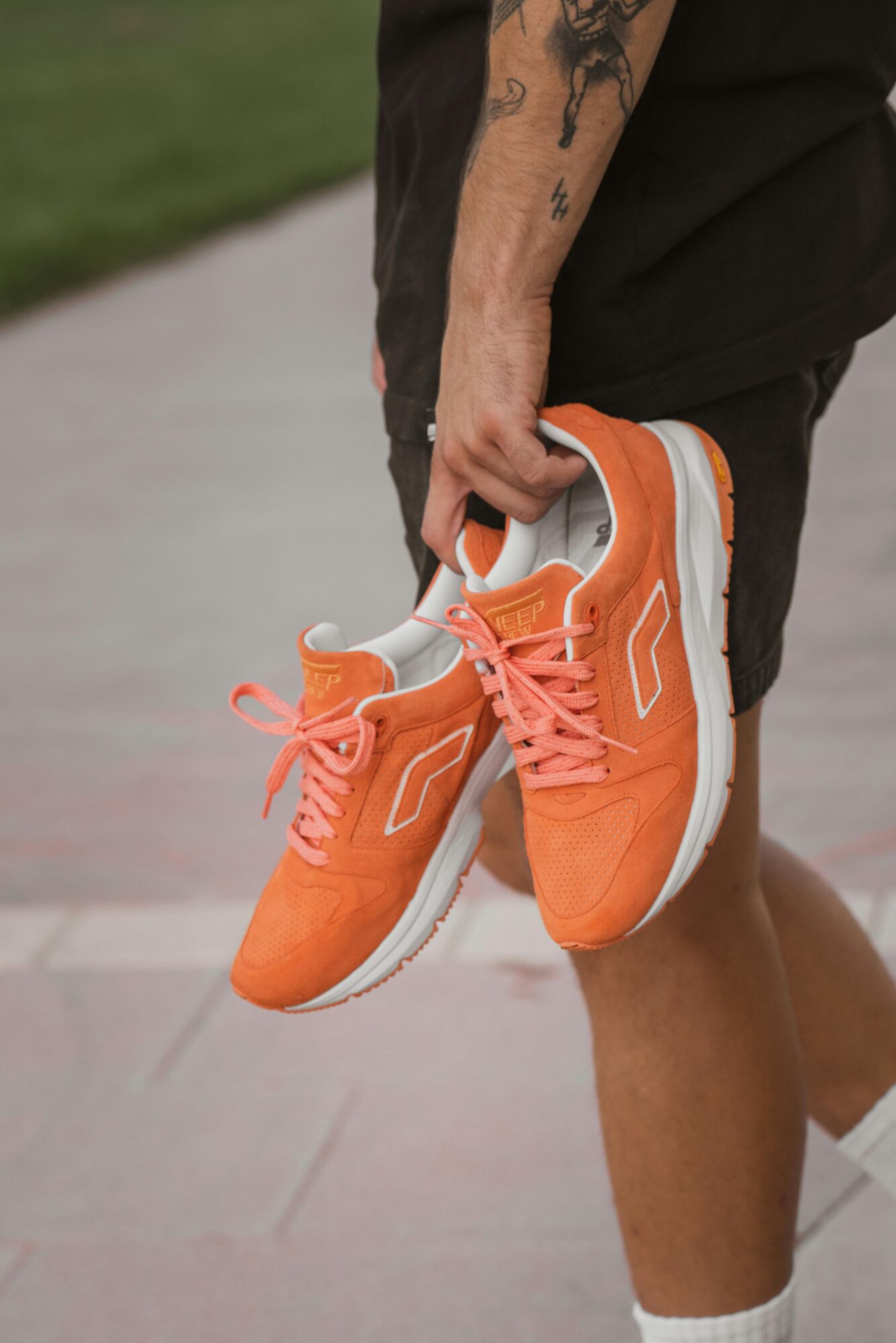 Le tennis core nouvelle grammaire du chic parisien 1 A Roland Garros la sneaker signe lelegance masculine Modalova 1