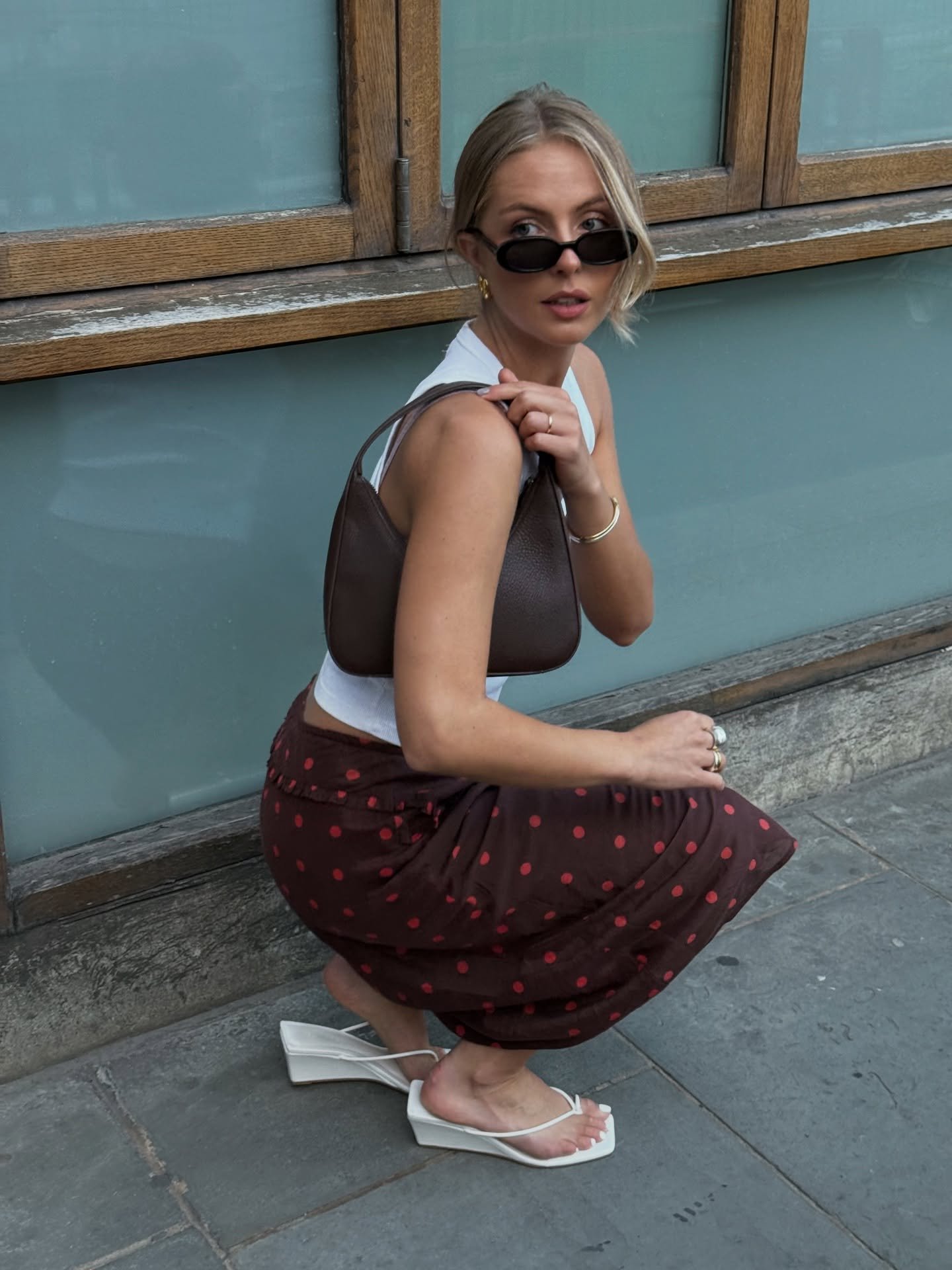 Look jupe pois et sandales compensées femme