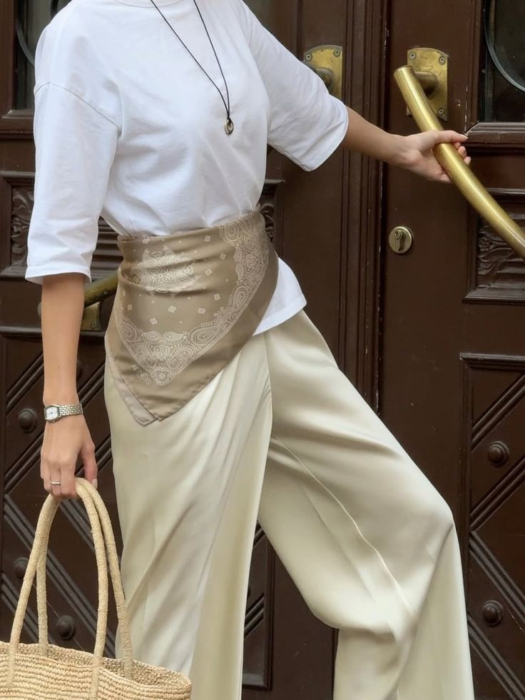 Tenue avec foulard à la taille