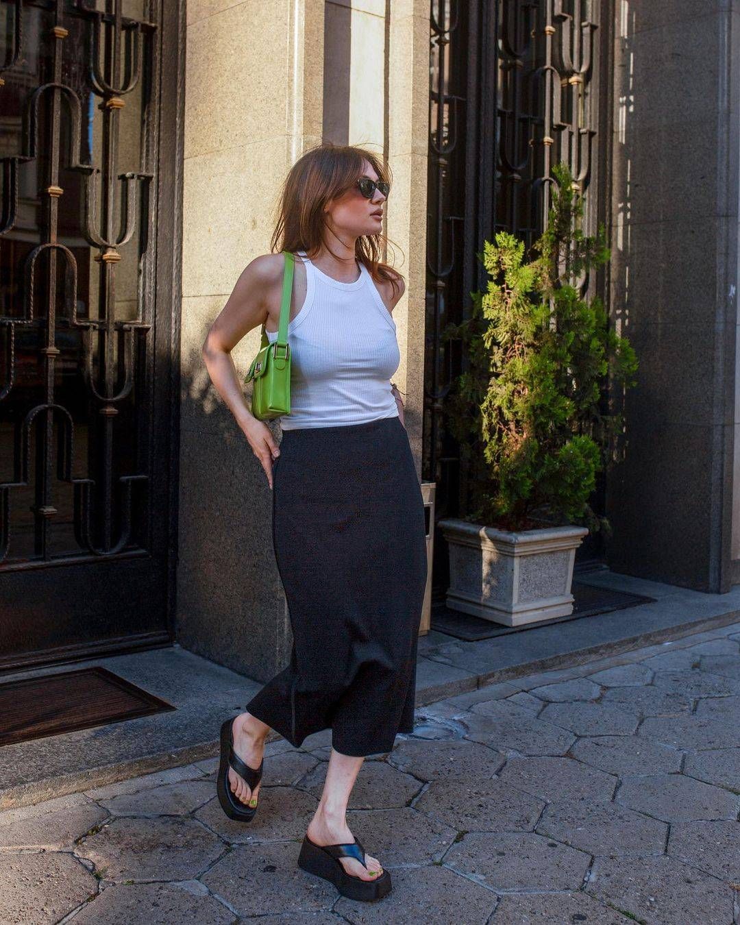 Tong compensées noires look