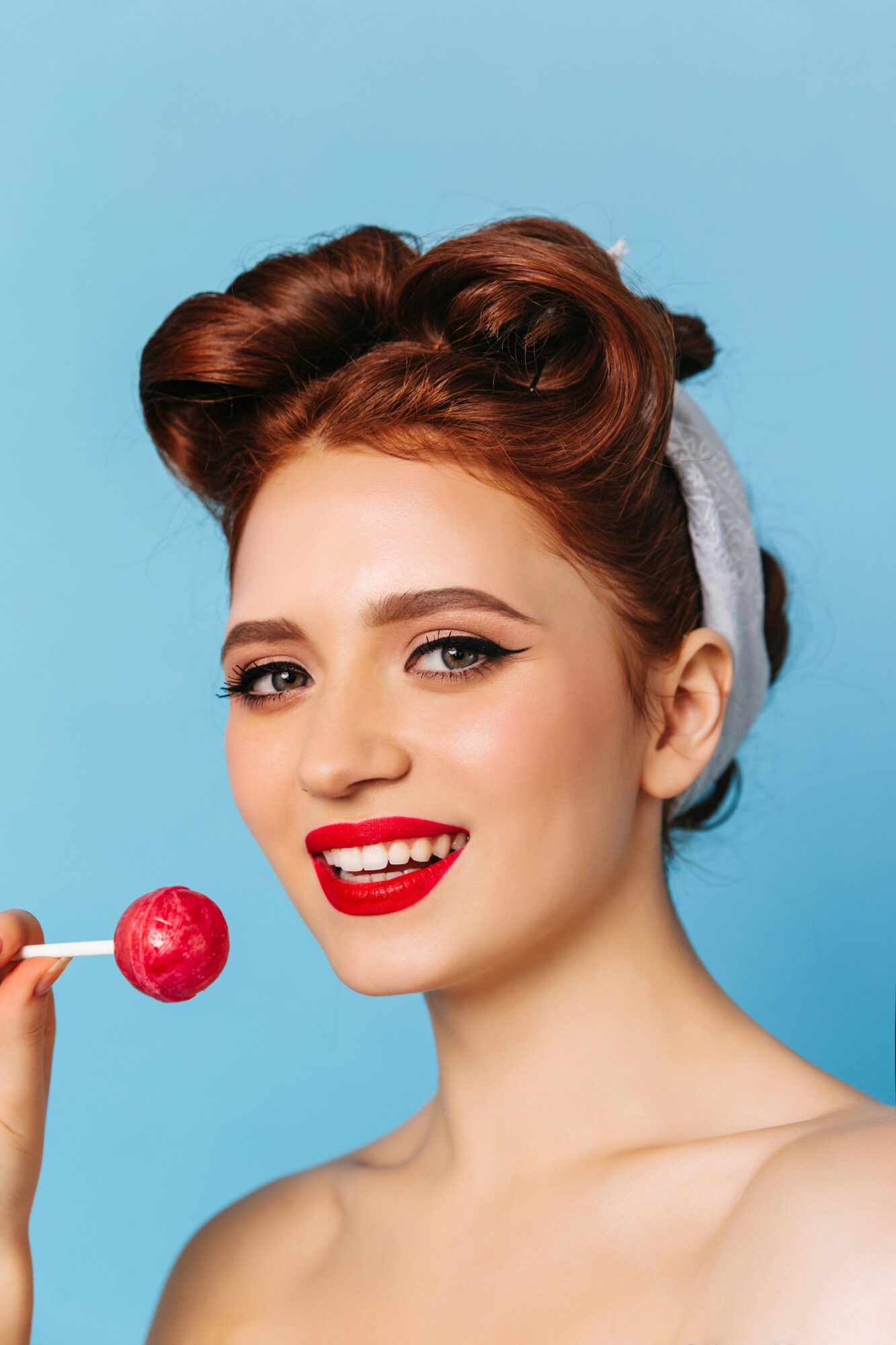 L’allure pin-up, entre glamour rétro et modernité 5 Beaute pin up des details precis jamais figes Lallure pin up entre glamour retro et modernite Modalova