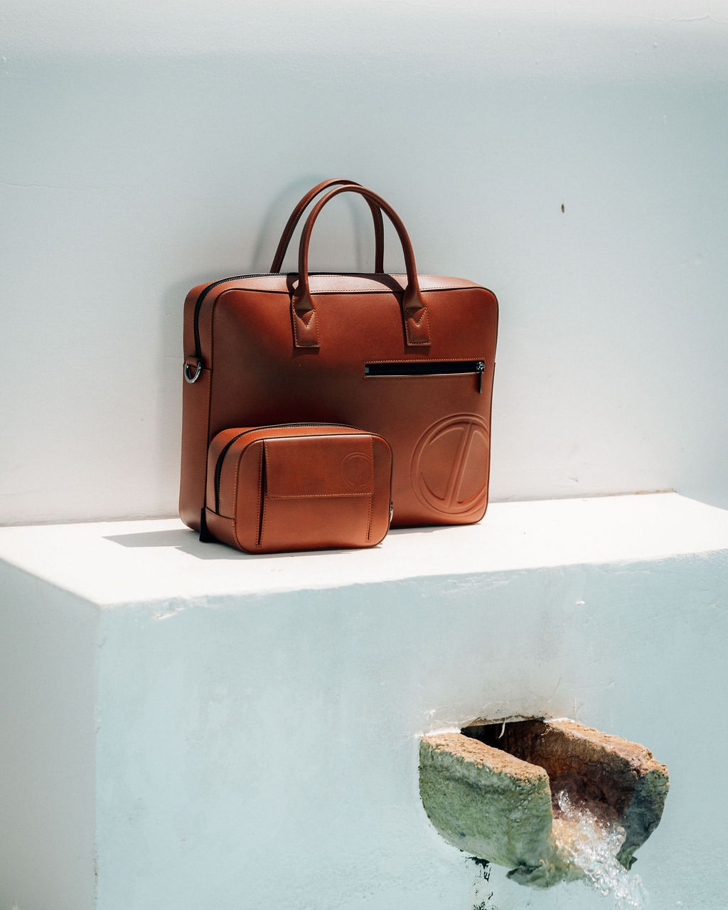 Du sac XXL à la montre carrée, l’allure masculine de 2026 2 Le sac XXL change les proportions Du sac XXL a la montre carree lallure masculine de 2026 Modalova