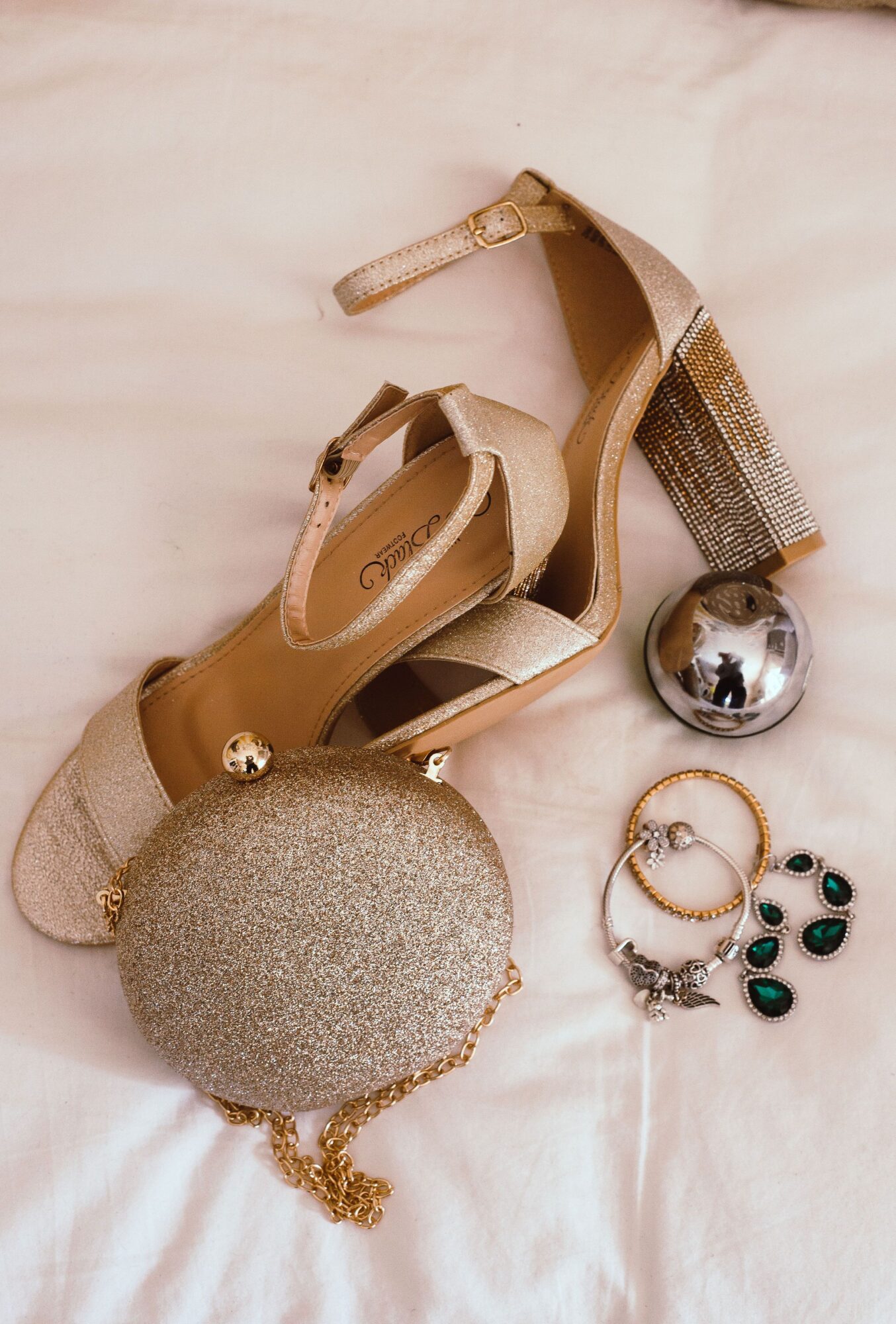 Casino chic : l’art de déjouer le dress code 4 Les matieres et accessoires qui donnent le ton Casino chic lart de dejouer le dress code Modalova