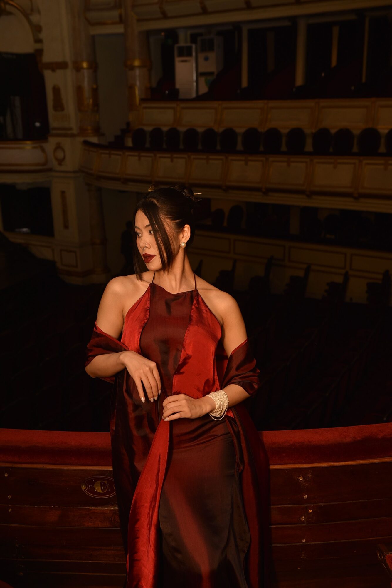Quand la peau devient un detail de style La peau parfaite avant la robe du soir Modalova