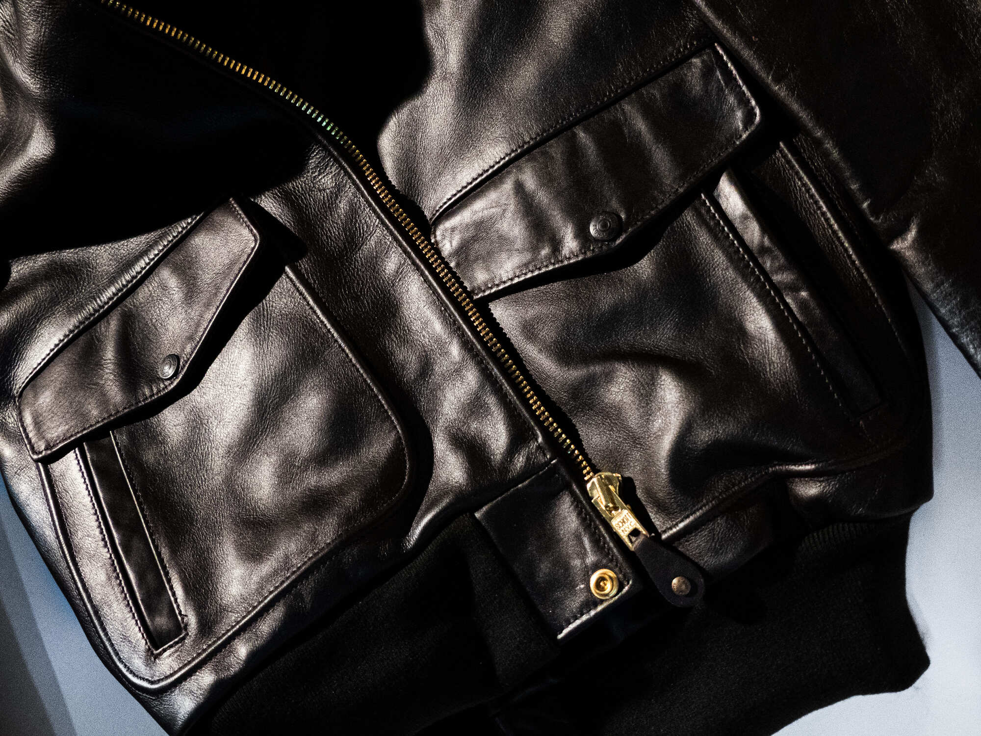 Veste en cuir : les signes d’une pièce faite pour durer 2 Ce qui distingue un beau cuir dun modele dentree de gamme Veste en cuir les signes dune piece faite pour durer Modalova 1