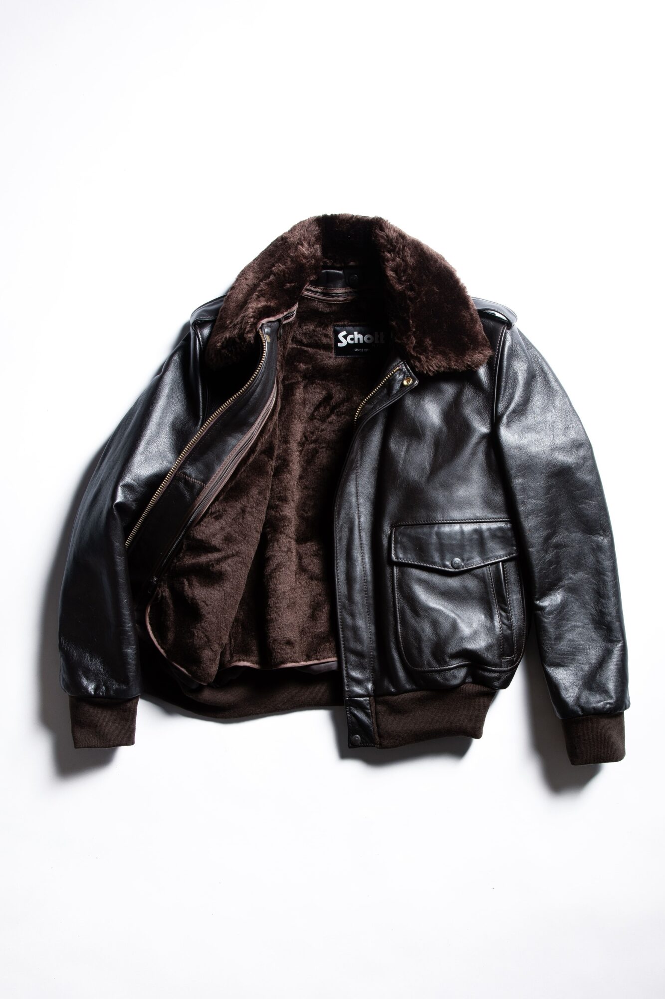 Veste en cuir : les signes d’une pièce faite pour durer 3 Pourquoi un cuir de qualite gagne en caractere Veste en cuir les signes dune piece faite pour durer Modalova 2
