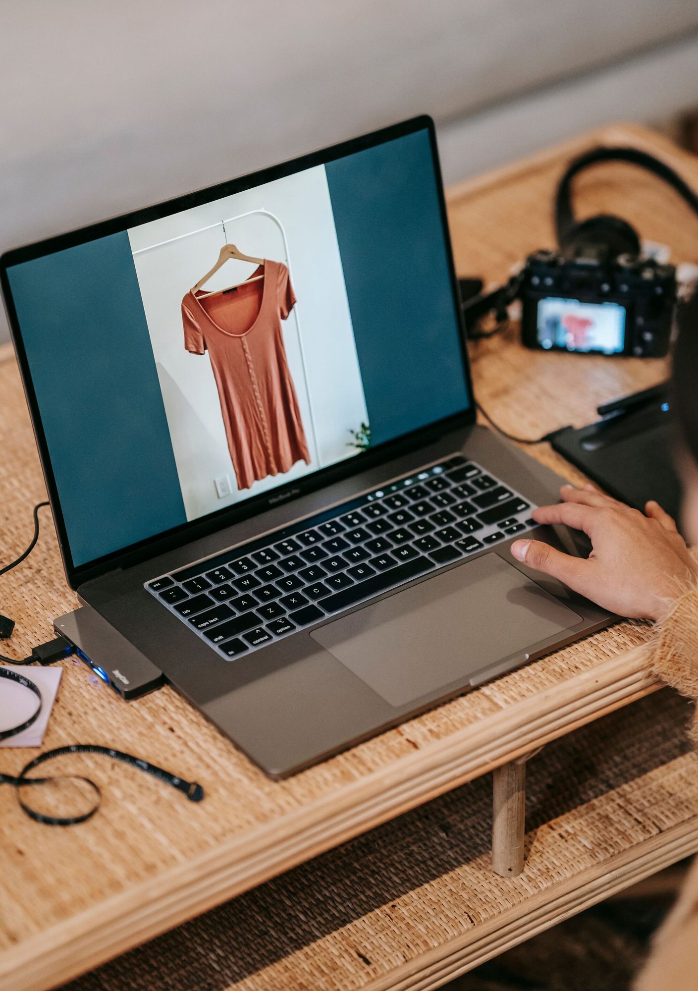 Le dressing digital nouvel outil pour affiner son style Dressing digital les applications pour repenser sa garde robe Modalova 1