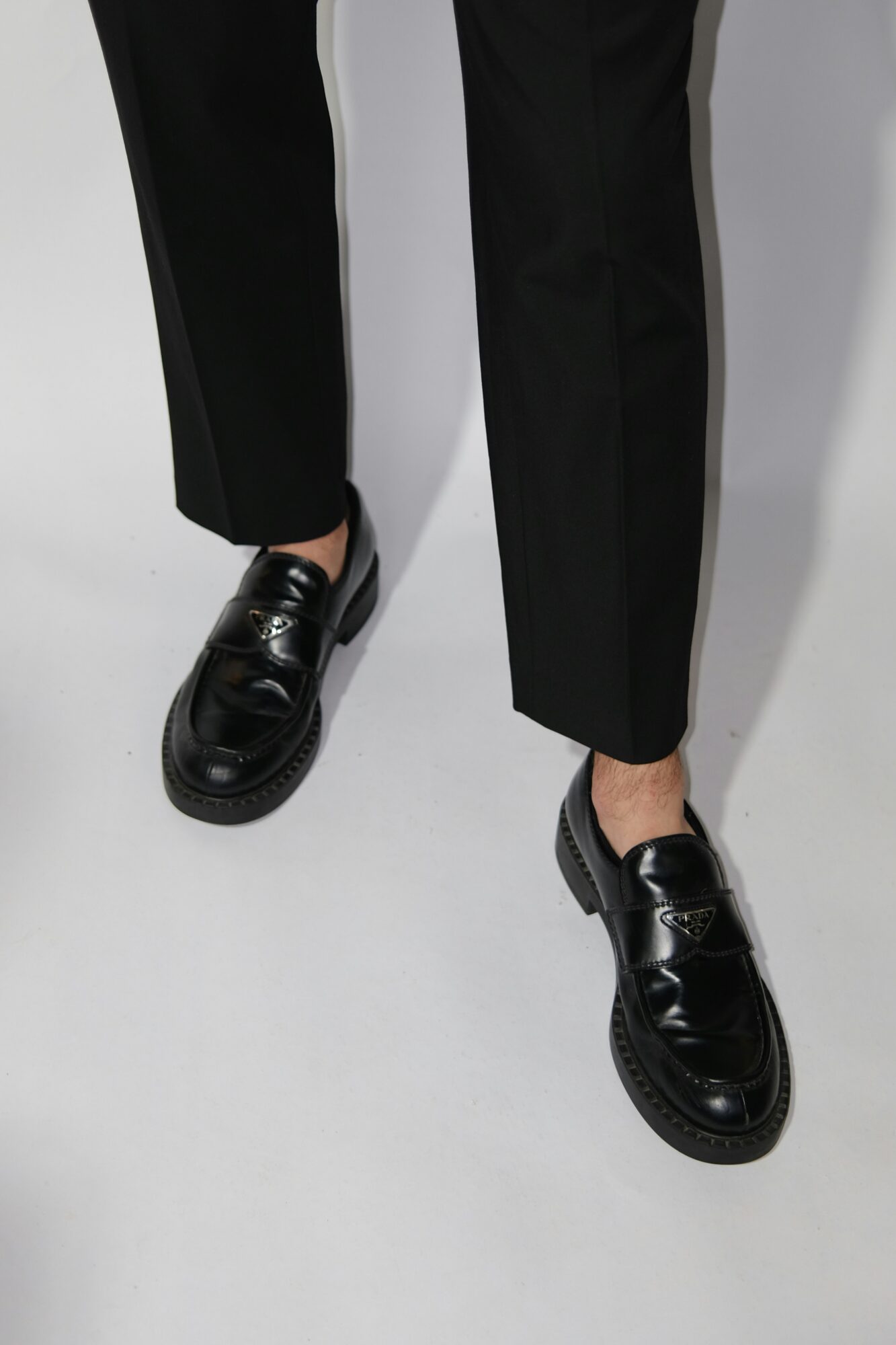Les chaussures qui réinventent le costume homme 2 Le loafer nouvelle signature du tailoring Les chaussures qui reinventent le costume homme Modalova