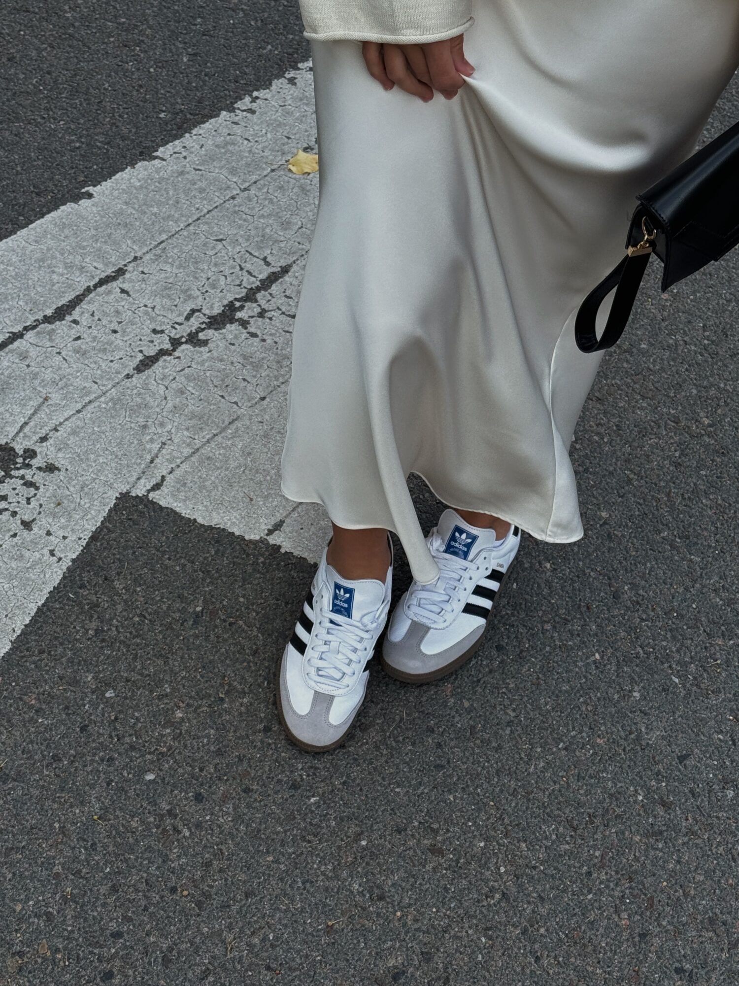 Baskets et silhouettes : les nouveaux accords mode 4 Robes et jupes trouver le contraste juste Baskets et silhouettes les nouveaux accords mode Modalova