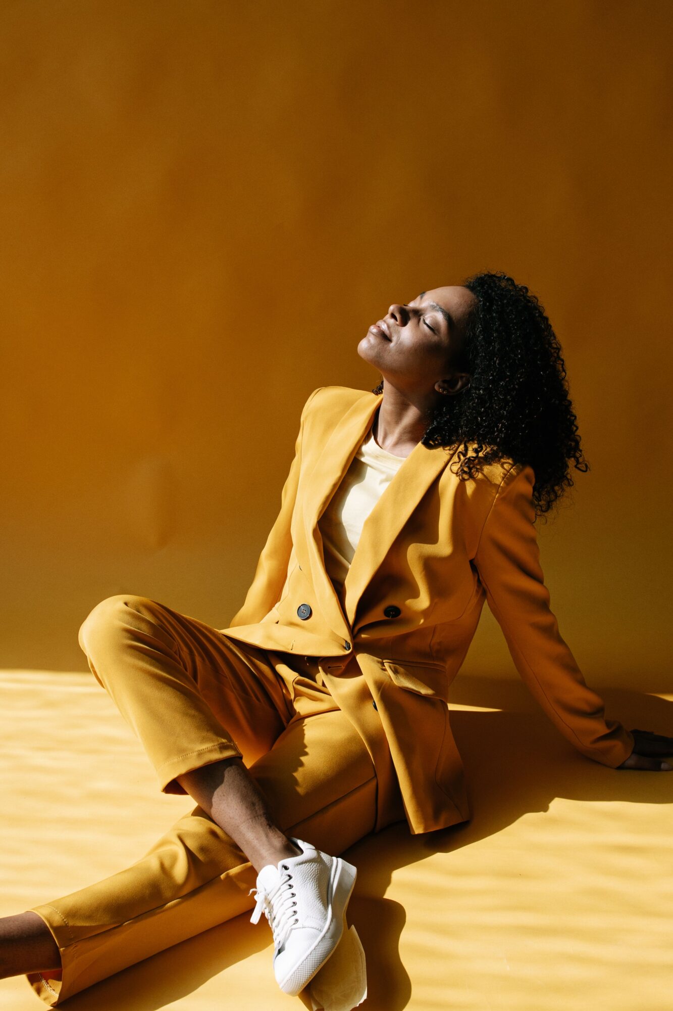 Baskets et silhouettes : les nouveaux accords mode 3 Tailoring et baskets une elegance moins attendue Baskets et silhouettes les nouveaux accords mode Modalova
