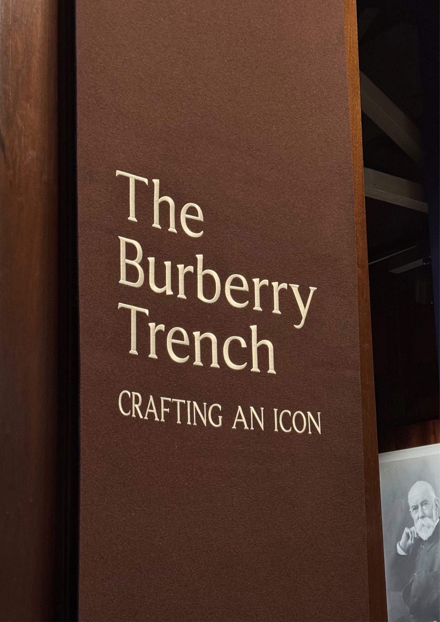 The Burberry Trench: Crafting an Icon - le rdv du V&A Museum 2 Affiche exposition The Burberry Trench: Crafting an Icon du V&A Museum London