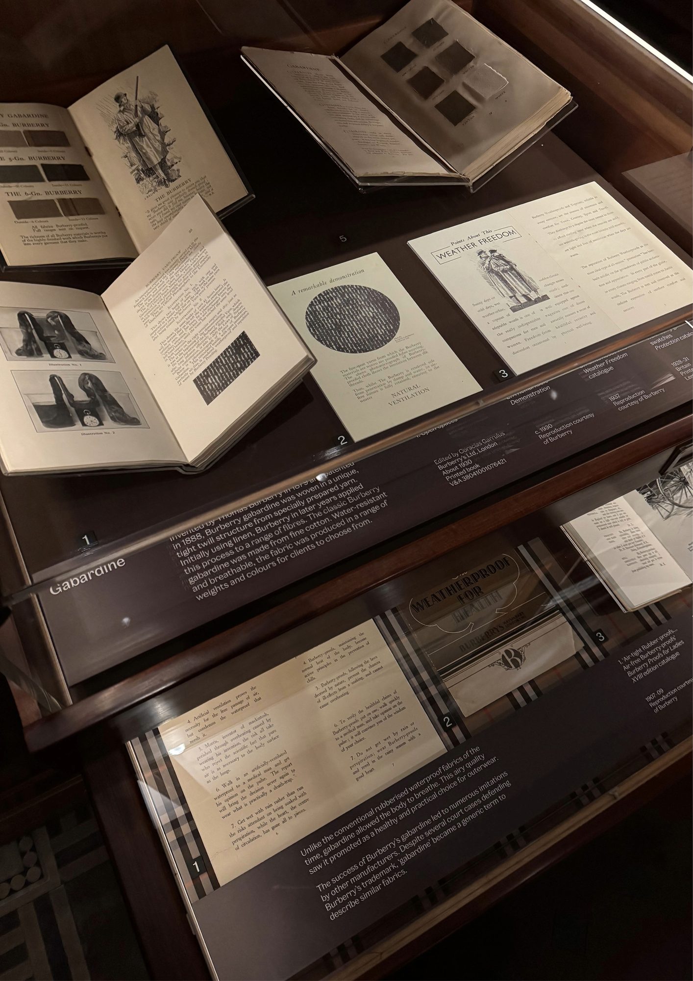 The Burberry Trench: Crafting an Icon - le rdv du V&A Museum 6 Documents gabardine Burberry V&A Museum