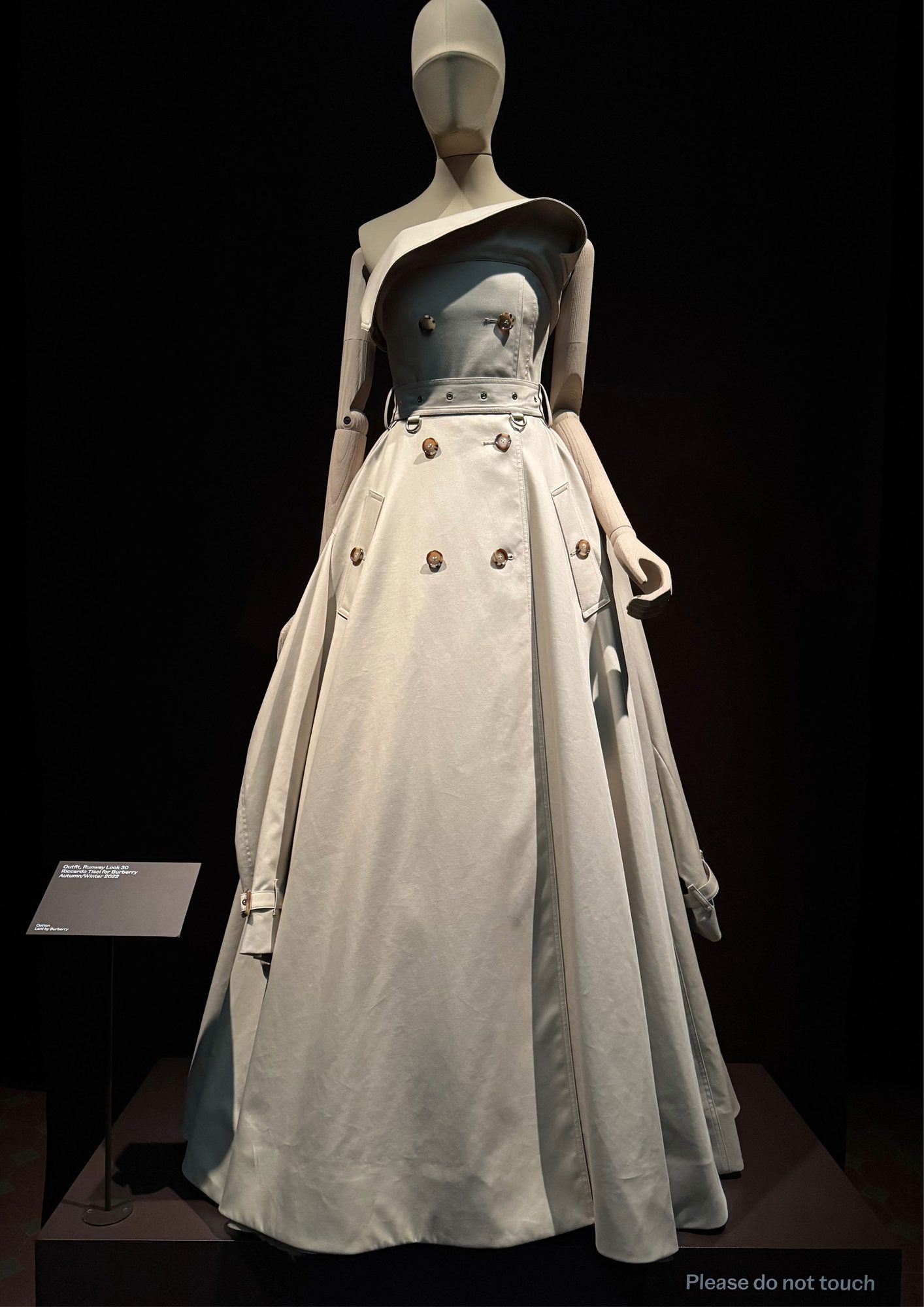 The Burberry Trench: Crafting an Icon - le rdv du V&A Museum 13 Robe Burberry trench
