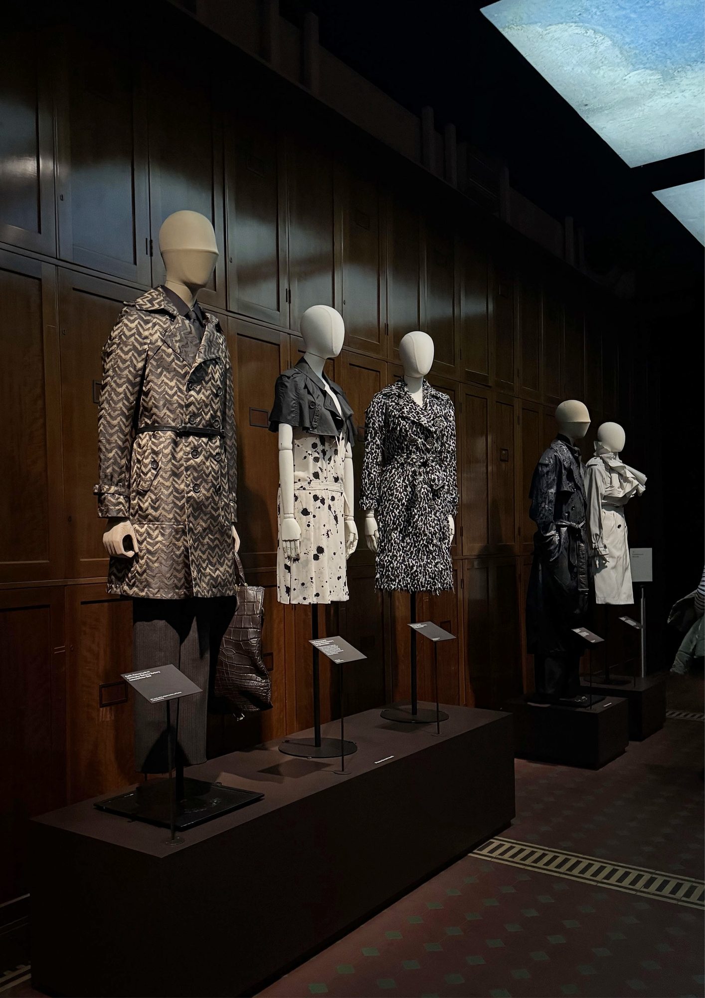 The Burberry Trench: Crafting an Icon - le rdv du V&A Museum 9 Looks Burberry Trench