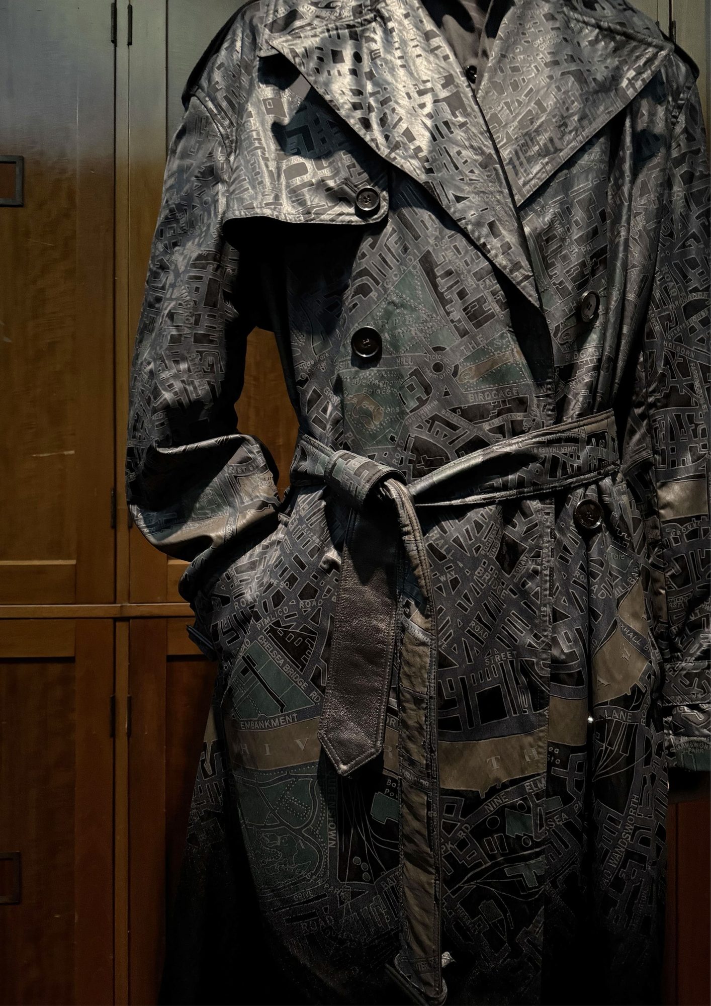 The Burberry Trench: Crafting an Icon - le rdv du V&A Museum 11 Imprimés map trench Burberry